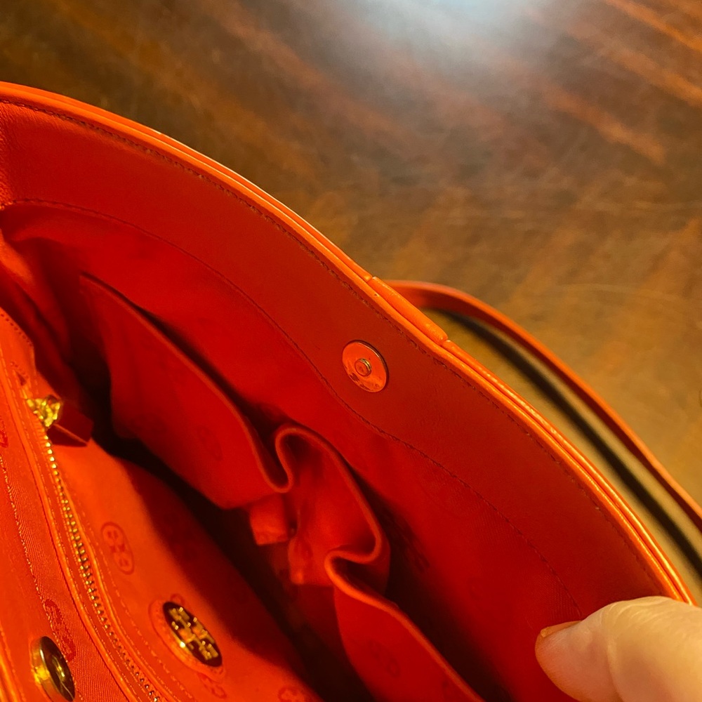 Tory Burch Bright Orange Leather Logo Crossbody - Picture 7 of 7